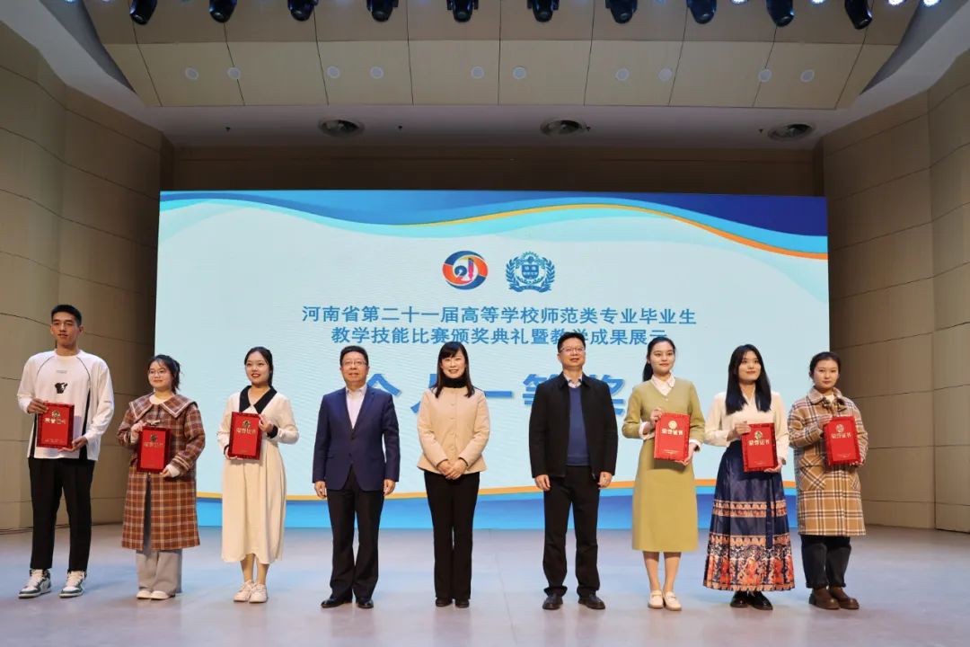 诸侯快讯官网王怡博（右一）代表获奖选手领奖